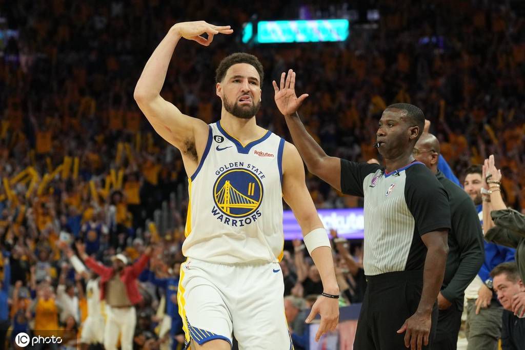 太阳大逆转险胜奇才 布克27+8普尔17中5NBA新赛季常规赛继续进行，菲尼克斯太阳队（14胜12负）止住连败。